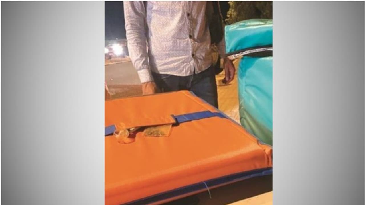 മയക്കുമരുന്നുമായി ഹോം ഡെലിവറി ജീവനക്കാരന് അറസ്റ്റില് മയക്കുമരുന്നുമായി ഹോം ഡെലിവറി ജീവനക്കാരന് അറസ്റ്റില്