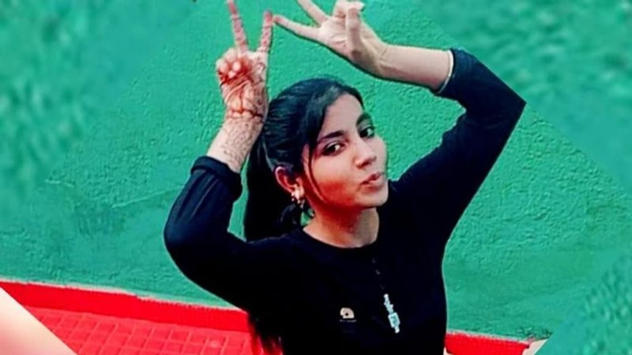 फेसबुक पर फ्रेंड रिक्वेस्ट नहीं स्वीकारा तो किशोरी की कर दी हत्या, जानिए पूरा मामला फेसबुक पर फ्रेंड रिक्वेस्ट नहीं स्वीकारा तो किशोरी की कर दी हत्या, जानिए पूरा मामला