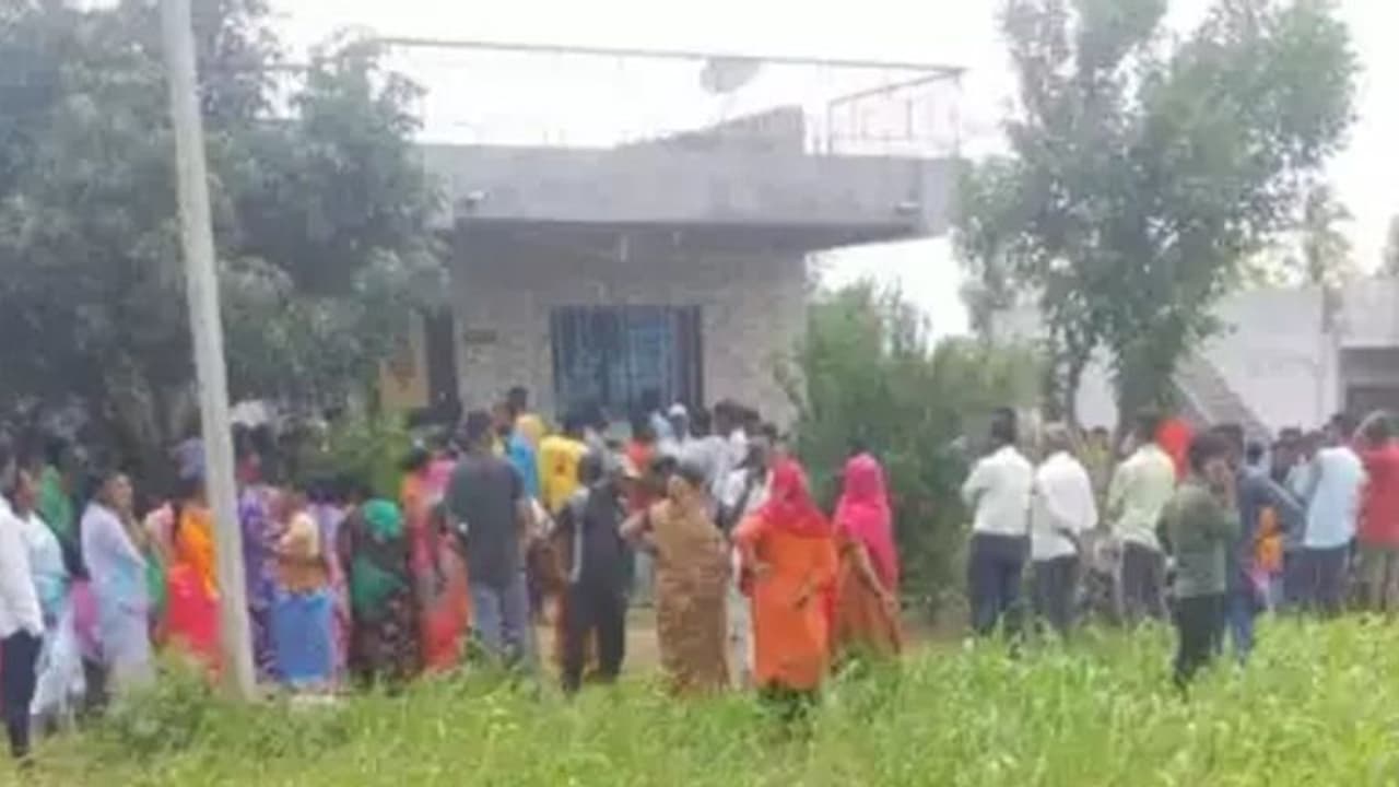 மகாராஷ்டிராவில் ஒரே குடும்பத்தை சேர்ந்த 9பேர் பலி! கொலையா? தற்கொலையா என போலீசார் விசாரணை! மகாராஷ்டிராவில் ஒரே குடும்பத்தை சேர்ந்த 9பேர் பலி! கொலையா? தற்கொலையா என போலீசார் விசாரணை!