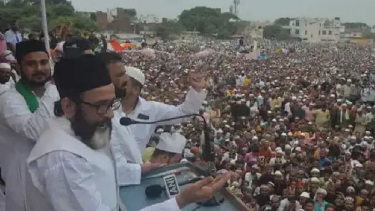  मौलाना तौकीर रजा पर योगी सरकार ने कसा शिकंजा, हज़ार लोगों की भीड़ जुटाने का है आरोप 
