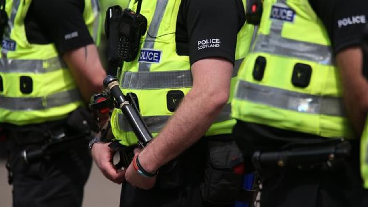 സഹപ്രവര്ത്തകന്റെ ലിംഗം പിടിച്ച് പരിഹസിച്ചു, പൊലീസ് ഉദ്യോഗസ്ഥന് പണി പോയി! സഹപ്രവര്ത്തകന്റെ ലിംഗം പിടിച്ച് പരിഹസിച്ചു, പൊലീസ് ഉദ്യോഗസ്ഥന് പണി പോയി!