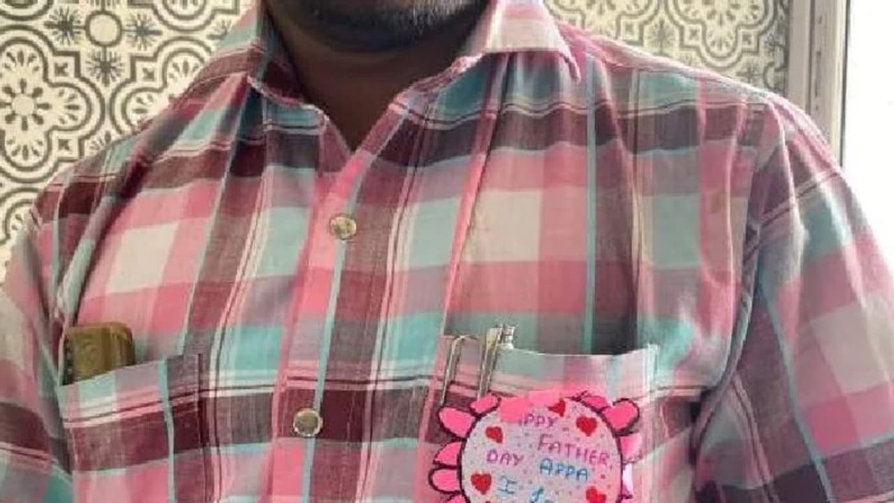World Father's Day 2022 : ഫാദേഴ്സ് ഡേയില്‍ മകള്‍ വരച്ചുണ്ടാക്കിയ ബാഡ്ജ് ധരിച്ച് ജോലിസ്ഥലത്തും ഈ അച്ഛൻ