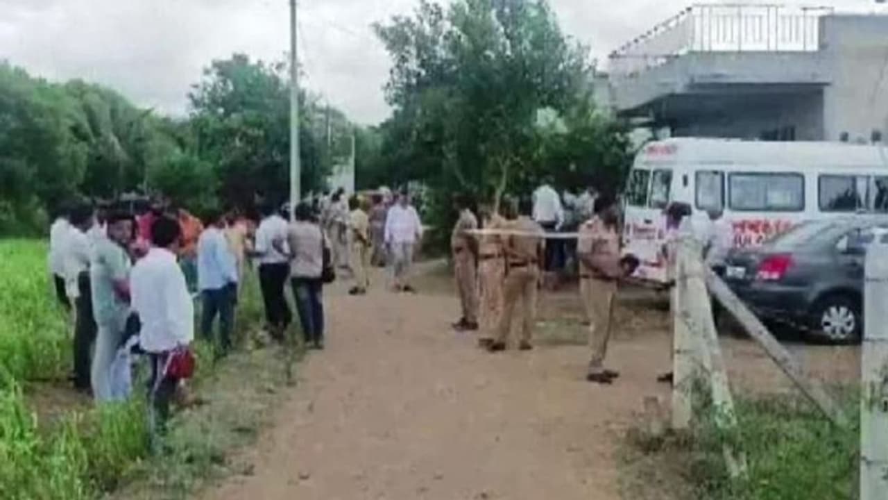 महाराष्ट्र में डॉ. परिवार के 9 लोगों ने एक साथ किया सुसाइड, लोगों को याद आ गई बुराड़ी की वो खौफनाक घटना महाराष्ट्र में डॉ. परिवार के 9 लोगों ने एक साथ किया सुसाइड, लोगों को याद आ गई बुराड़ी की वो खौफनाक घटना