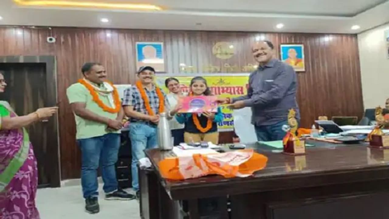 यूपी बोर्ड में सर्वोच्च अंक पाने वाले छात्र छात्राएं हुए सम्मानित, तोहफे में मिली खास चीज़ 