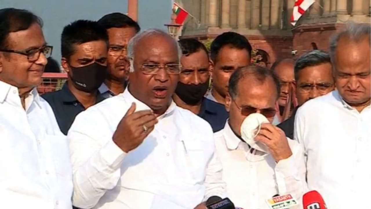 നേതാക്കൾക്കെതിരായ നടപടിയിലും, അഗ്നിപഥ് പദ്ധതിയിലും രാഷ്ട്രപതിക്ക് നിവേദനം നൽകി കോൺഗ്രസ്