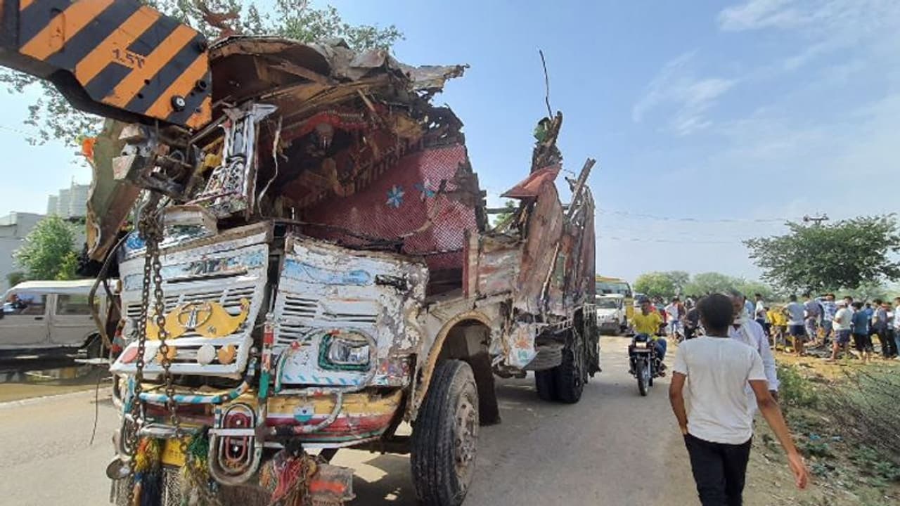 करौली का किलर ड्राइवर! फिल्मी स्टाइल में पुल से गिराया ट्रक, एक की मौत, बोला मैं मरूंगा, तुम भी नहीं बचोगे करौली का किलर ड्राइवर! फिल्मी स्टाइल में पुल से गिराया ट्रक, एक की मौत, बोला मैं मरूंगा, तुम भी नहीं बचोगे