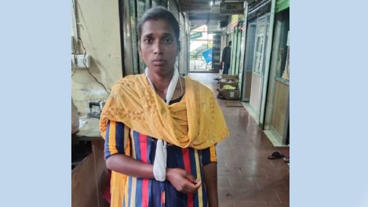 കൊളുന്തിന്റെ അളവ് കുറഞ്ഞു, സ്ത്രീ തൊഴിലാളിയെ ആക്രമിച്ചു, വയറ്റിൽ ചവിട്ടി, ഫീല്ഡ് ഓഫീസർക്കെതിരെ പരാതി കൊളുന്തിന്റെ അളവ് കുറഞ്ഞു, സ്ത്രീ തൊഴിലാളിയെ ആക്രമിച്ചു, വയറ്റിൽ ചവിട്ടി, ഫീല്ഡ് ഓഫീസർക്കെതിരെ പരാതി