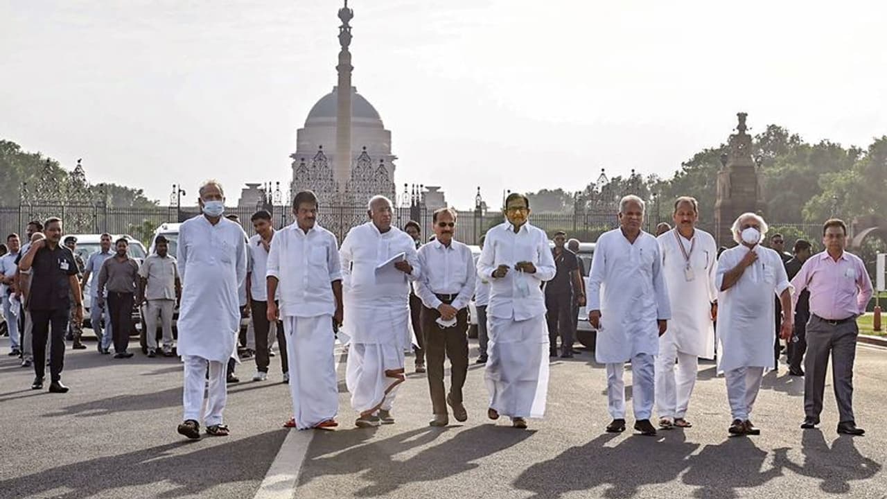 दिल्ली में कांग्रेसी सांसदों संग पुलिस दुर्व्यवहार, अग्निपथ योजना वापसी का मुद्दा मानसून सत्र में गरमाएगा