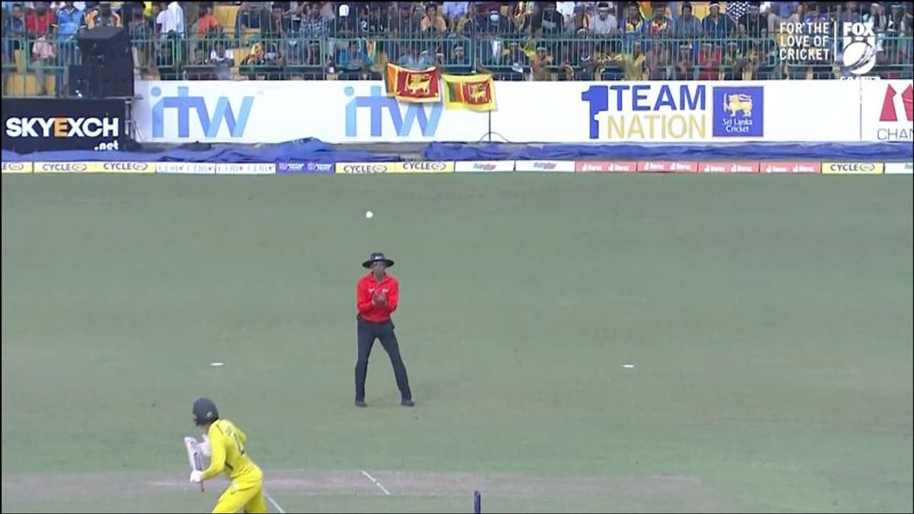 അമ്പയറാണെന്ന കാര്യം മറന്നു, ഓസ്ട്രേലിയന് താരത്തിന്റെ ക്യാച്ചെടുക്കാന് ശ്രമിച്ച് കുമാര് ധര്മസേന വീഡിയോ അമ്പയറാണെന്ന കാര്യം മറന്നു, ഓസ്ട്രേലിയന് താരത്തിന്റെ ക്യാച്ചെടുക്കാന് ശ്രമിച്ച് കുമാര് ധര്മസേന വീഡിയോ