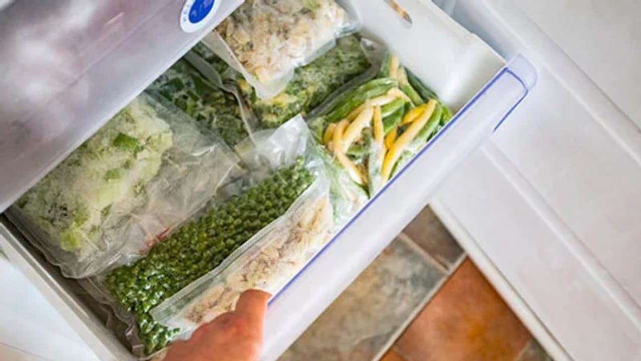 എത്ര ഒരുക്കിയാലും ഫ്രിഡ്ജ് 'മാനേജ്' ചെയ്യാൻ പറ്റുന്നില്ലേ? ഇതാ ചില ടിപ്സ്