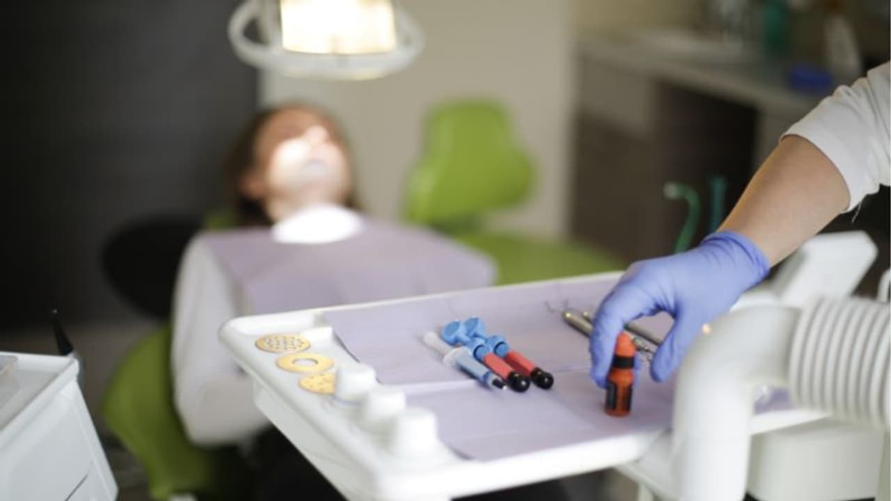 ദന്ത ചികിത്സക്കിടെ ഡോക്ടര്‍ ചുംബിച്ചെന്ന പരാതിയുമായി വനിത; രോഗിയെ ആശ്വസിപ്പിച്ചതെന്ന് ഡോക്ടര്‍