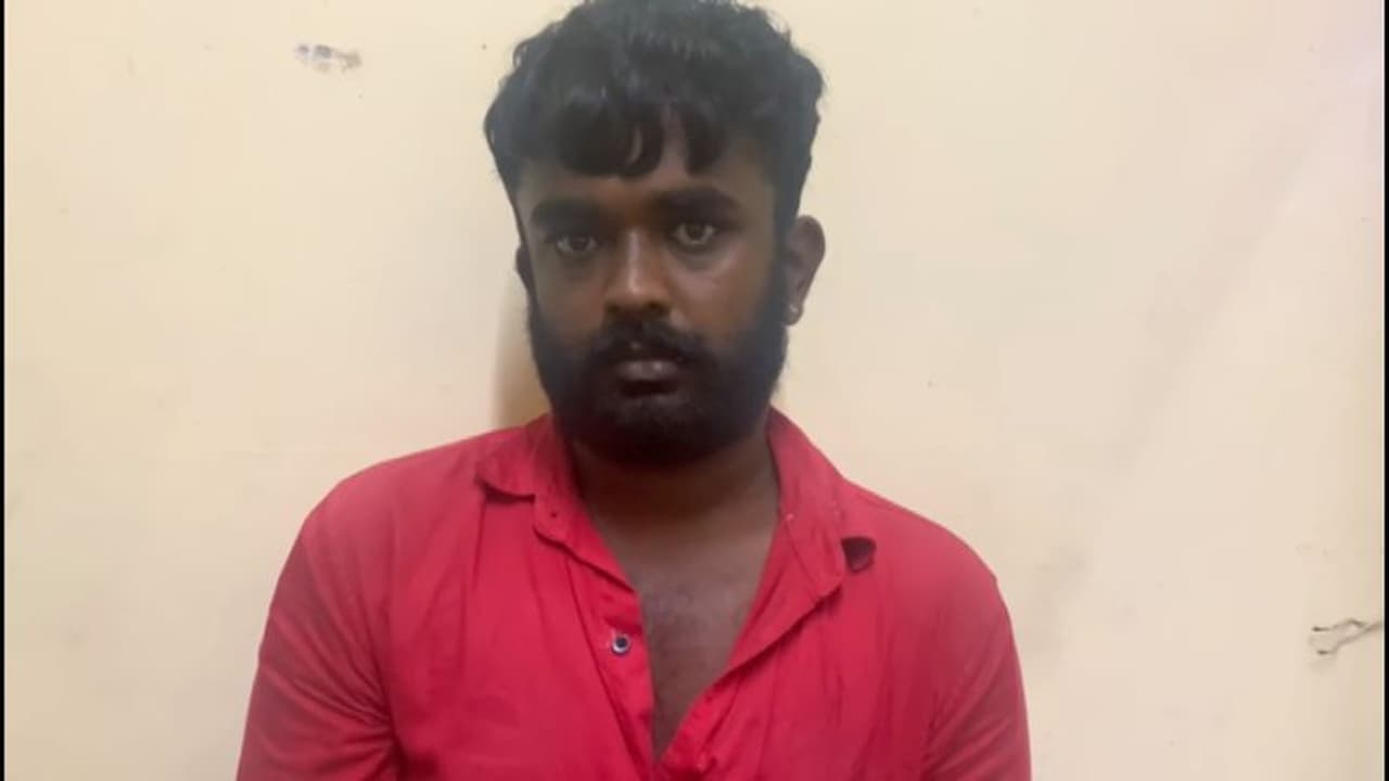 തൃശൂരിൽ ബൈക്ക് പോയി, ഹെൽമെറ്റ് വയ്ക്കാത്തതിന് കാട്ടാക്കടയിൽ നിന്ന് ഉടമയ്ക്ക് നോട്ടിസ്, കള്ളനെ പിടിച്ച് പൊലീസ് തൃശൂരിൽ ബൈക്ക് പോയി, ഹെൽമെറ്റ് വയ്ക്കാത്തതിന് കാട്ടാക്കടയിൽ നിന്ന് ഉടമയ്ക്ക് നോട്ടിസ്, കള്ളനെ പിടിച്ച് പൊലീസ്