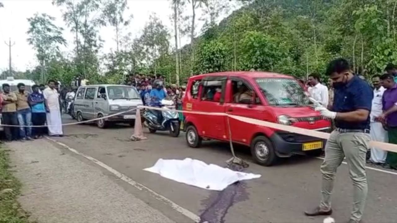 ഇഞ്ചിക്കോടിന് സമീപം റോഡിൽ മൃതദേഹം; മദ്യലഹരിയിൽ റോഡിലേക്ക് വീണതോ ചാടിയതോ എന്ന് സംശയിക്കുന്നതായി പൊലീസ് ഇഞ്ചിക്കോടിന് സമീപം റോഡിൽ മൃതദേഹം; മദ്യലഹരിയിൽ റോഡിലേക്ക് വീണതോ ചാടിയതോ എന്ന് സംശയിക്കുന്നതായി പൊലീസ്