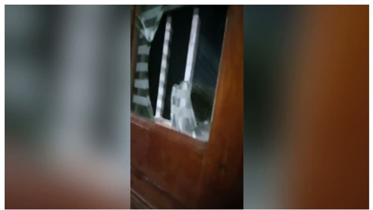 കോഴിക്കോട് സിപിഎം ലോക്കൽ സെക്രട്ടറിയുടെ വീടിന് നേരെ ബോംബേറ് കോഴിക്കോട് സിപിഎം ലോക്കൽ സെക്രട്ടറിയുടെ വീടിന് നേരെ ബോംബേറ്