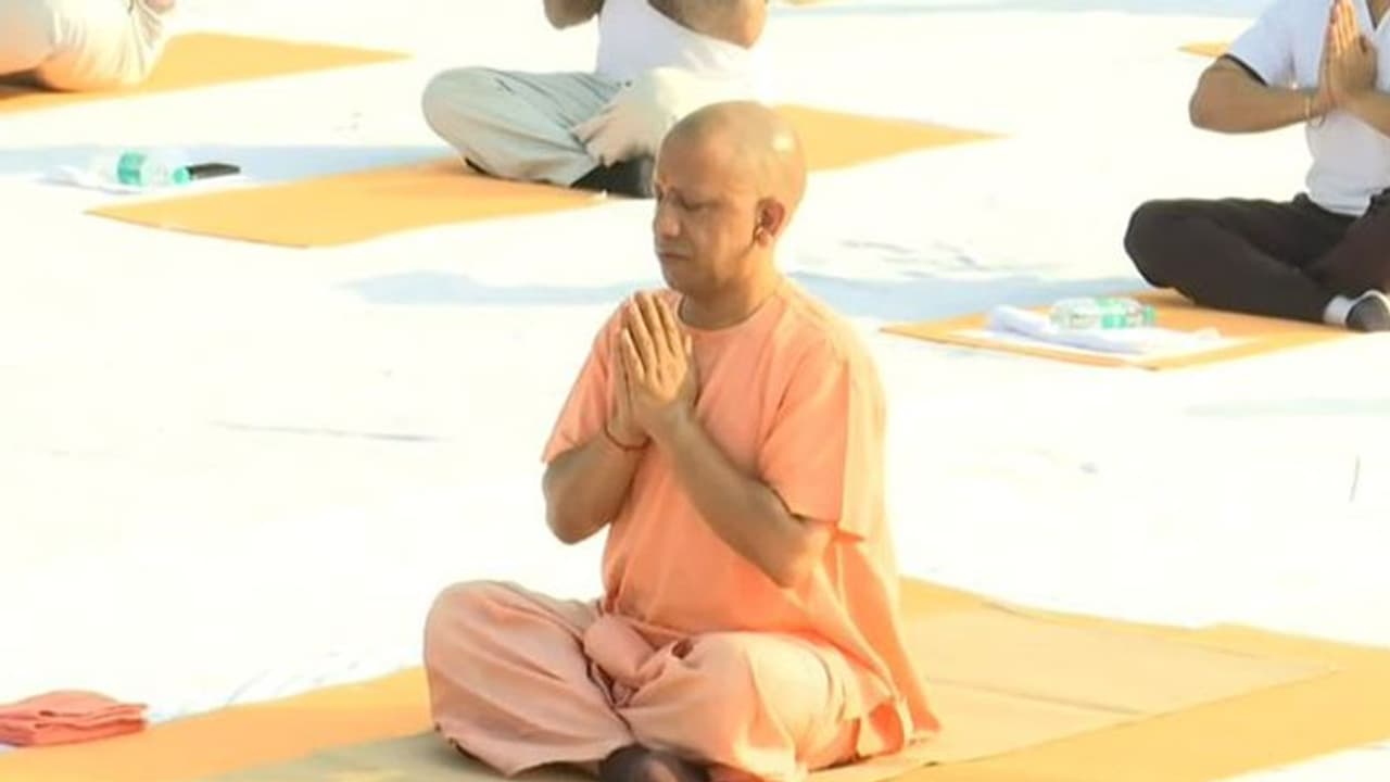 International yoga day 2022: सीएम योगी ने किया योगा, कहा भारत को पीएम मोदी ने दिया ऋषि परंपरा का उपहार