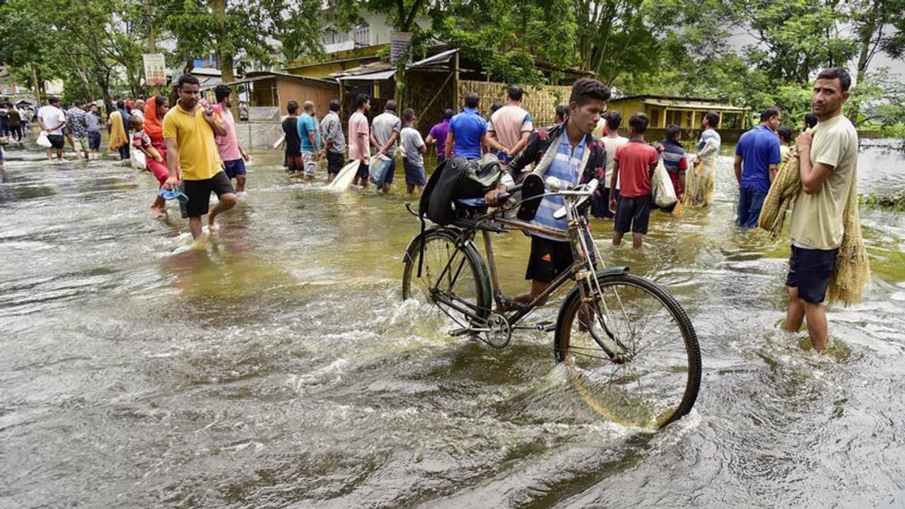 Assam Floods: అసోంను ముంచెత్తిన వ‌ర‌ద‌లు.. మ‌రో 11 మంది మృతి 