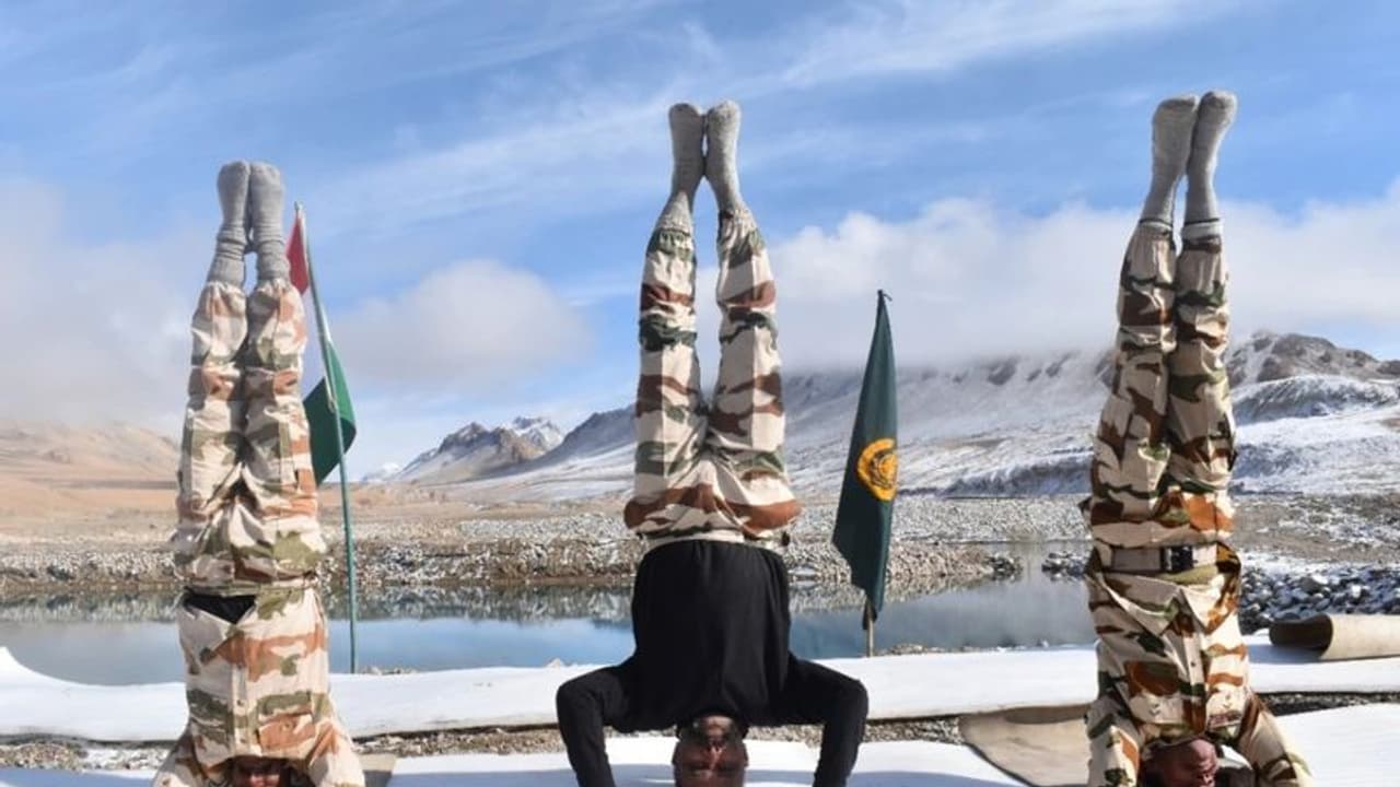 వావ్.. ఆక్సిజ‌న్ కూడా స‌రిగా అంద‌ని చోట‌.. 17,000 అడుగుల ఎత్తులో ఐటీబీపీ జ‌వాన్ల యోగాసనాలు 