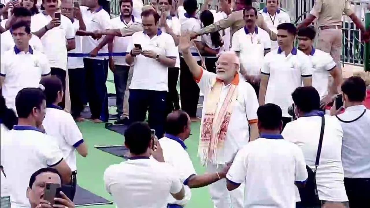 ಮೈಸೂರು ಅರಮನೆ ಮೈದಾನದಲ್ಲಿ ಮೋದಿ ಯೋಗ, ಇದು ಜೀವನದ ಆಧಾರ ಎಂದ ಪ್ರಧಾನಿ!