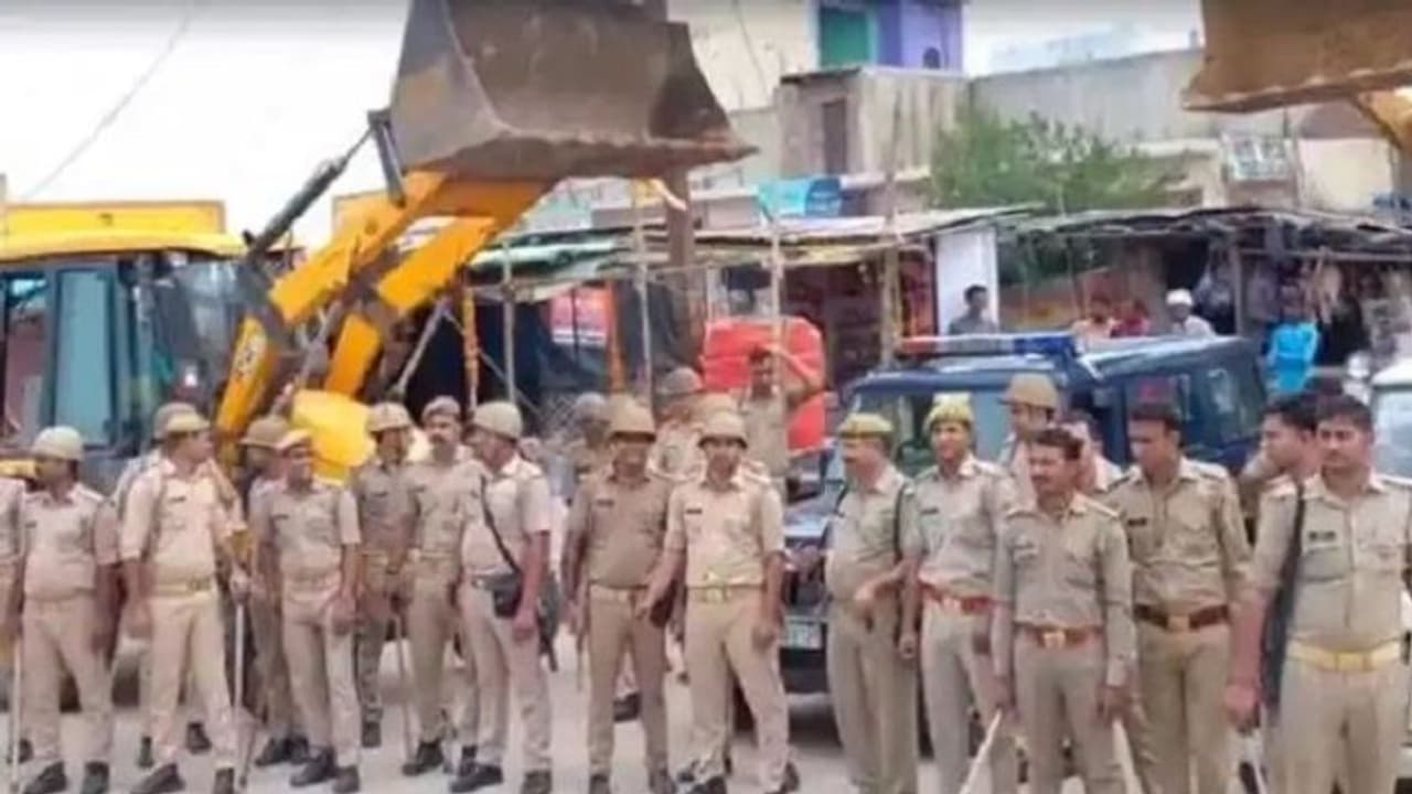 अग्निपथ योजना के विरोध में अलीगढ़ पुलिस रही मुस्तैद, बुलडोज़र के साथ शहर में किया फ्लैग मार्च अग्निपथ योजना के विरोध में अलीगढ़ पुलिस रही मुस्तैद, बुलडोज़र के साथ शहर में किया फ्लैग मार्च