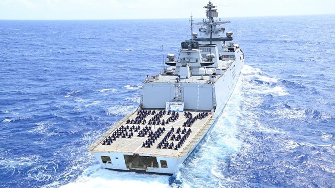 अंतरराष्ट्रीय योग दिवस: जंग के दौरान दुश्मन पर कहर बरपाने वाले युद्धपोत पर नौ सैनिकों ने किया योग अंतरराष्ट्रीय योग दिवस: जंग के दौरान दुश्मन पर कहर बरपाने वाले युद्धपोत पर नौ सैनिकों ने किया योग