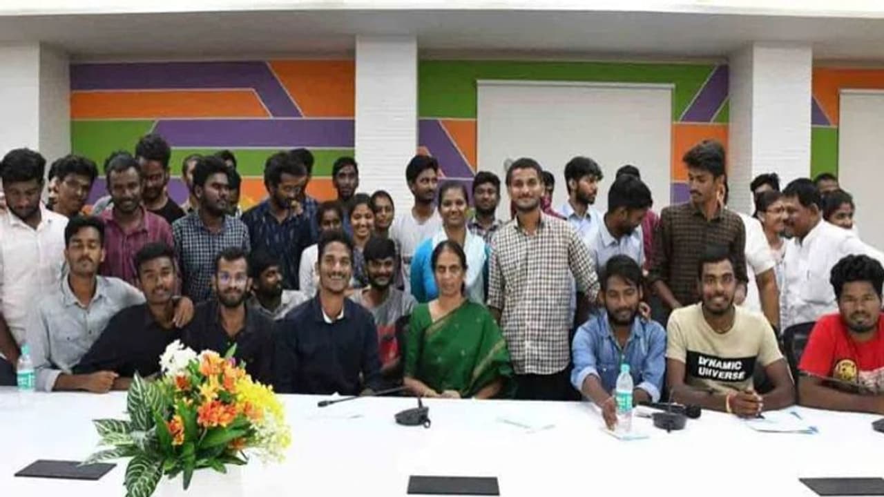 బాసర ట్రిపుల్ ఐటీ విద్యార్థులతో చర్చలు సఫలం.. మంత్రి సబితా ఇంద్రా రెడ్డి హామీతో ఆందోళన విరమణ.. బాసర ట్రిపుల్ ఐటీ విద్యార్థులతో చర్చలు సఫలం.. మంత్రి సబితా ఇంద్రా రెడ్డి హామీతో ఆందోళన విరమణ..