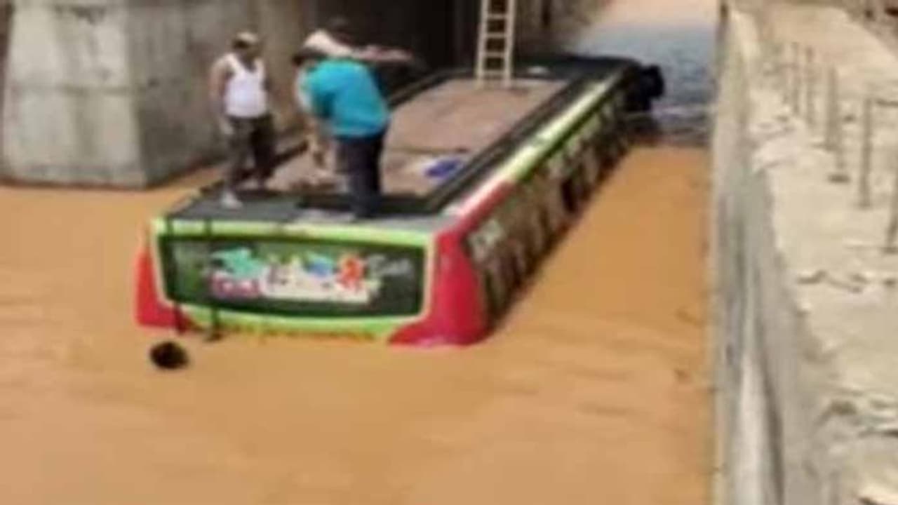  తప్పిన ప్రమాదం: మోమిన్‌పేట ఆర్‌ఓబీ వరదలో చిక్కుకున్న పెళ్లి బస్సు, ప్రయాణీకులు సురక్షితం