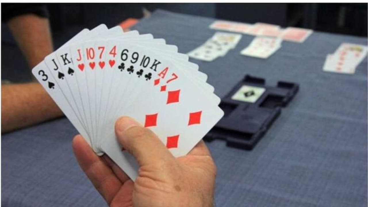 വിമുക്ത ഭടന്റെ നേതൃത്വത്തിൽ ചീട്ടുകളി; മൂന്നര ലക്ഷം രൂപയിലധികം പിടിച്ചു, വൻ സംഘവും അറസ്റ്റിൽ വിമുക്ത ഭടന്റെ നേതൃത്വത്തിൽ ചീട്ടുകളി; മൂന്നര ലക്ഷം രൂപയിലധികം പിടിച്ചു, വൻ സംഘവും അറസ്റ്റിൽ