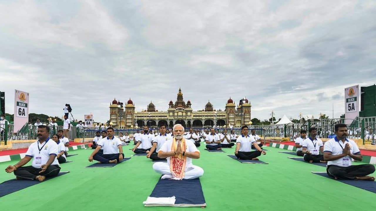 ಯೋಗ ಮಾಡುವವರ ರೀತಿ ಮೋದಿ ಸುತ್ತ ಕುಳಿತಿದ್ದ ಭದ್ರತಾ ಸಿಬ್ಬಂದಿ! ಯೋಗ ಮಾಡುವವರ ರೀತಿ ಮೋದಿ ಸುತ್ತ ಕುಳಿತಿದ್ದ ಭದ್ರತಾ ಸಿಬ್ಬಂದಿ!