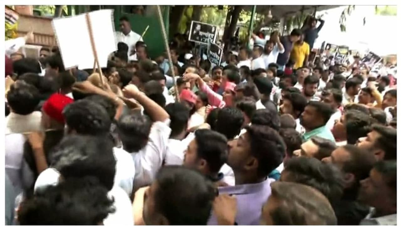 കോണ്ഗ്രസിന്റെ ഇഡി ഓഫീസ് മാര്ച്ചില് സംഘര്ഷം:ബാരിക്കേഡ് മറിച്ചിട്ട് പ്രവര്ത്തകര്,പൊലീസുമായി ഉന്തും തള്ളും കോണ്ഗ്രസിന്റെ ഇഡി ഓഫീസ് മാര്ച്ചില് സംഘര്ഷം:ബാരിക്കേഡ് മറിച്ചിട്ട് പ്രവര്ത്തകര്,പൊലീസുമായി ഉന്തും തള്ളും