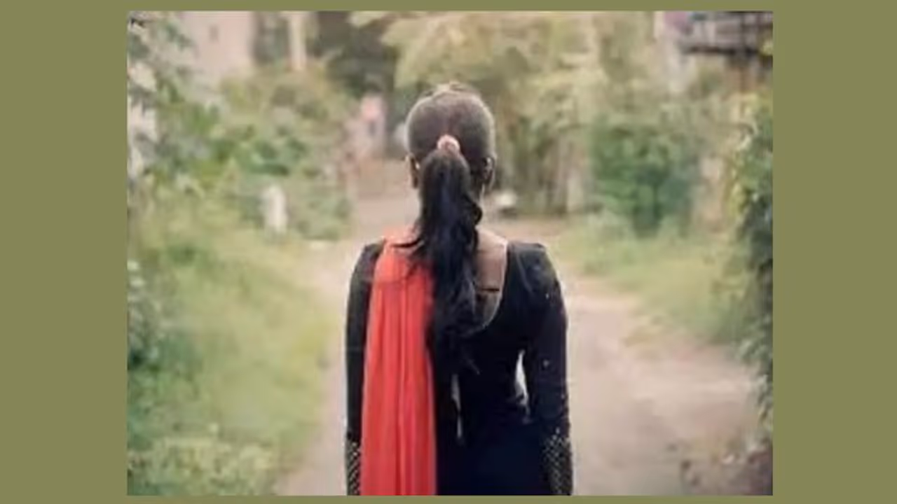 घरवालों को नशीला पदार्थ पिलाकर पड़ोसी के साथ भागी किशोरी, लाखों के जेवरात भी घर से उड़ाए घरवालों को नशीला पदार्थ पिलाकर पड़ोसी के साथ भागी किशोरी, लाखों के जेवरात भी घर से उड़ाए