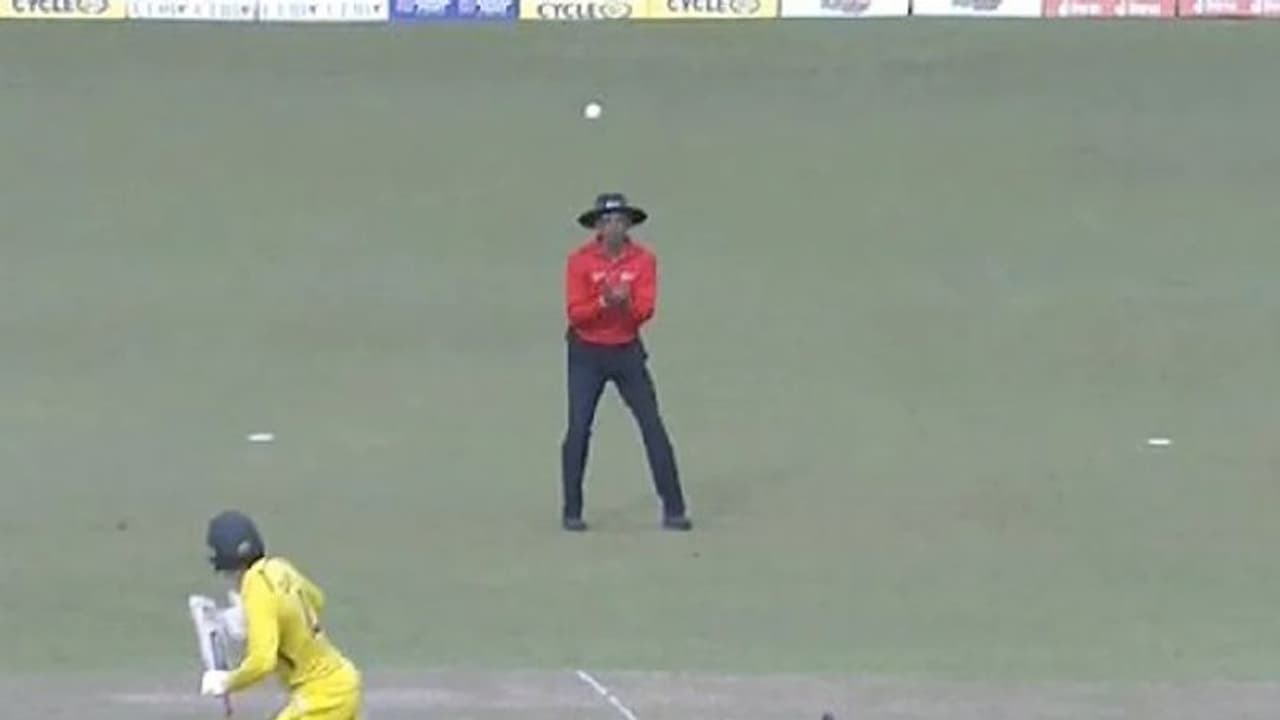 Aus vs SL: ಅಂಪೈರ್ ಎನ್ನುವುದನ್ನೂ ಮರೆತು ಕ್ಯಾಚ್ ಹಿಡಿಯಲು ಮುಂದಾದ ಧರ್ಮಸೇನಾ..! ವಿಡಿಯೋ ವೈರಲ್‌