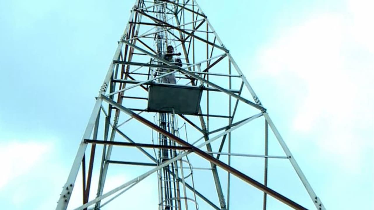 'പ്രണയ ബന്ധത്തെ ചൊല്ലി പൊലീസ് പീഡിപ്പിക്കുന്നു'; കാസർകോട് ആത്മഹത്യാ ഭീഷണി മുഴക്കിയ യുവാവ്; താഴെയിറങ്ങി 'പ്രണയ ബന്ധത്തെ ചൊല്ലി പൊലീസ് പീഡിപ്പിക്കുന്നു'; കാസർകോട് ആത്മഹത്യാ ഭീഷണി മുഴക്കിയ യുവാവ്; താഴെയിറങ്ങി