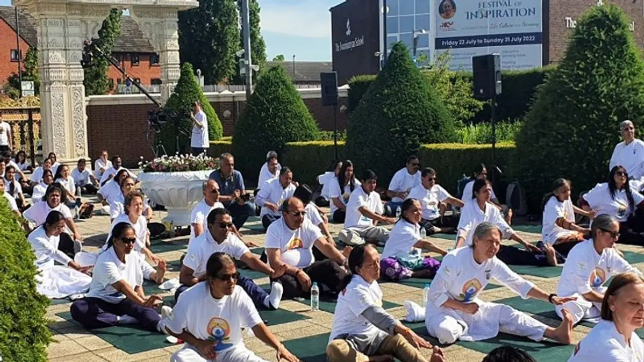 अंतरराष्ट्रीय योग दिवस: लंदन से लेकर बीजिंग तक पूरी दुनिया में लाखों लोगों ने किया योग अंतरराष्ट्रीय योग दिवस: लंदन से लेकर बीजिंग तक पूरी दुनिया में लाखों लोगों ने किया योग