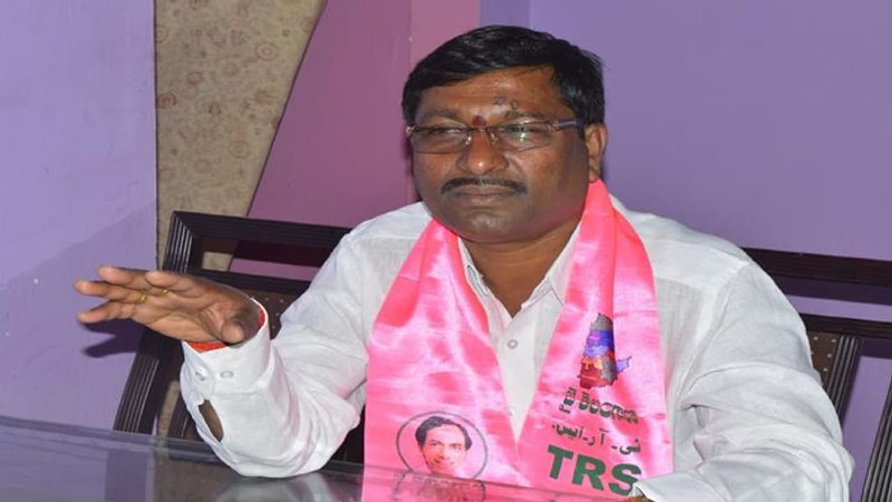 టీఆర్ఎస్లో సరైన గుర్తింపు లేదు.. అధిష్టానం స్పందించకపోతే పార్టీని వీడుతా: మాజీ ఎమ్మెల్యే తాటి వెంకటేశ్వర్లు టీఆర్ఎస్లో సరైన గుర్తింపు లేదు.. అధిష్టానం స్పందించకపోతే పార్టీని వీడుతా: మాజీ ఎమ్మెల్యే తాటి వెంకటేశ్వర్లు