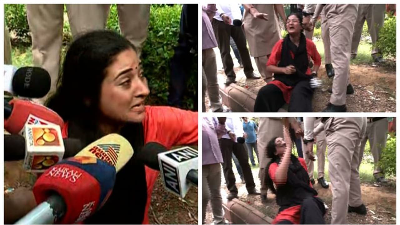 കോൺഗ്രസ് മാർച്ചിൽ നേതാക്കൾക്ക് മര്ദ്ദനം, പൊട്ടിക്കരഞ്ഞ് അൽക്ക ലാംബ കോൺഗ്രസ് മാർച്ചിൽ നേതാക്കൾക്ക് മര്ദ്ദനം, പൊട്ടിക്കരഞ്ഞ് അൽക്ക ലാംബ