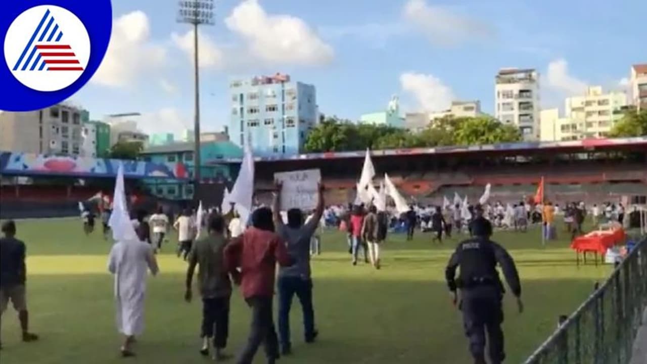 ಮಾಲ್ಡಿವ್ಸ್ನಲ್ಲಿ ಯೋಗ ಮಾಡುತ್ತಿದ್ದವರನ್ನ ಓಡಿಸಿದ ಮುಸ್ಲಿಮರು, ತನಿಖೆಗೆ ಆದೇಶಿಸಿದ ಅಧ್ಯಕ್ಷ! ಮಾಲ್ಡಿವ್ಸ್ನಲ್ಲಿ ಯೋಗ ಮಾಡುತ್ತಿದ್ದವರನ್ನ ಓಡಿಸಿದ ಮುಸ್ಲಿಮರು, ತನಿಖೆಗೆ ಆದೇಶಿಸಿದ ಅಧ್ಯಕ್ಷ!