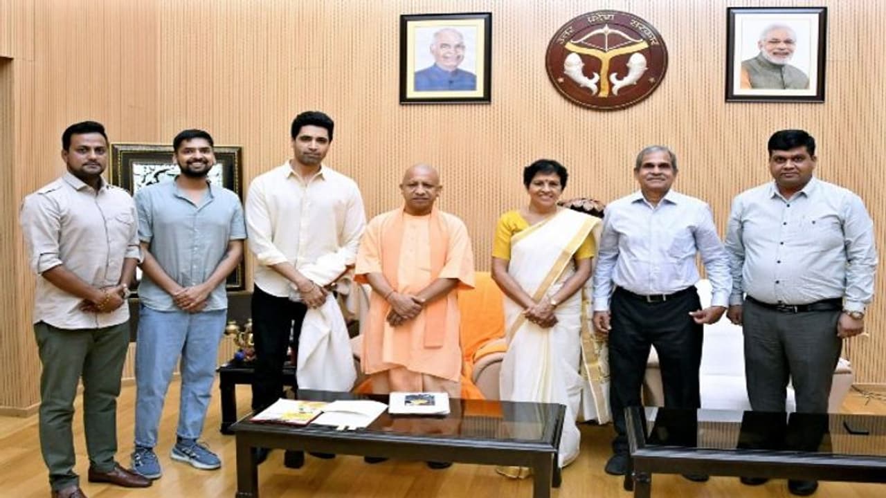 మేజర్ టీమ్ ను అభినందించిన యూపీ సీఎం యోగి, సినిమా చూస్తూ ఆదిత్యనాథ్ భావోద్వేగం మేజర్ టీమ్ ను అభినందించిన యూపీ సీఎం యోగి, సినిమా చూస్తూ ఆదిత్యనాథ్ భావోద్వేగం