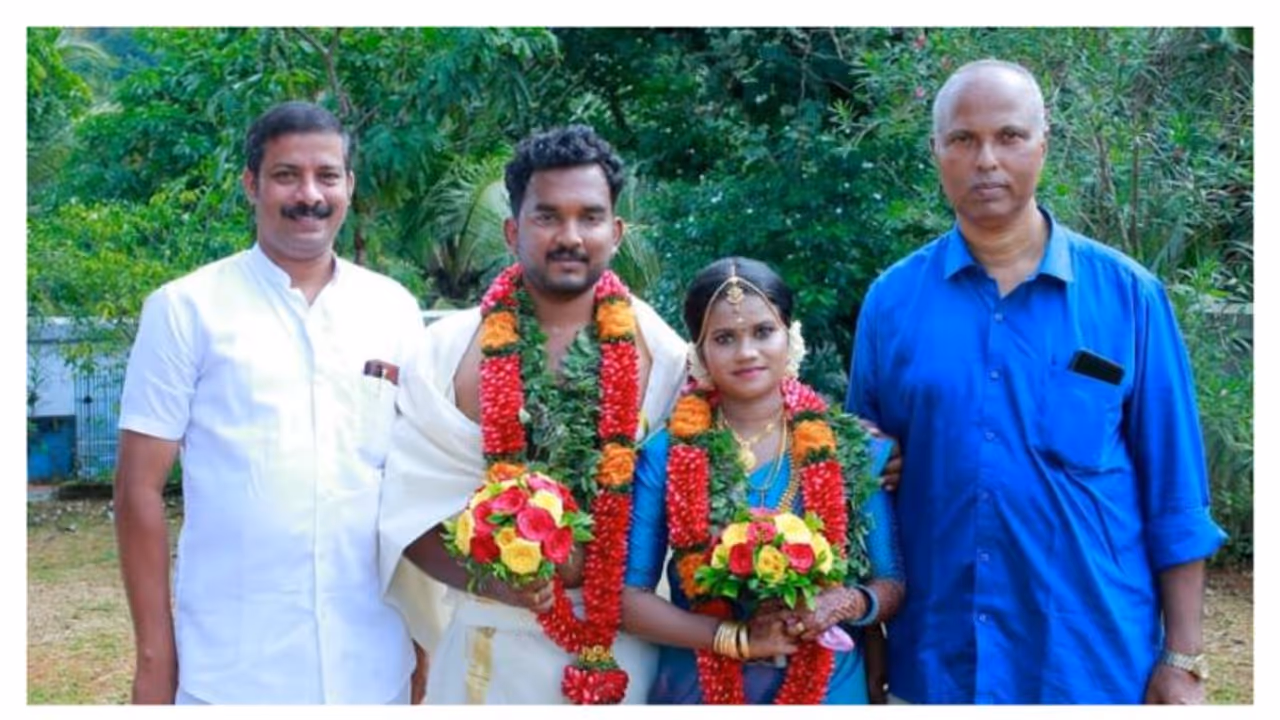 ഹരിതയും ശിവദാസും ഇനി ഒരുമിച്ച്; ക്ഷേത്രമുറ്റത്ത് വളർത്തുമകളെ കൈപിടിച്ച് നൽകി ഫാദർ ജോർജ് കണ്ണംപ്ലാക്കൽ ഹരിതയും ശിവദാസും ഇനി ഒരുമിച്ച്; ക്ഷേത്രമുറ്റത്ത് വളർത്തുമകളെ കൈപിടിച്ച് നൽകി ഫാദർ ജോർജ് കണ്ണംപ്ലാക്കൽ