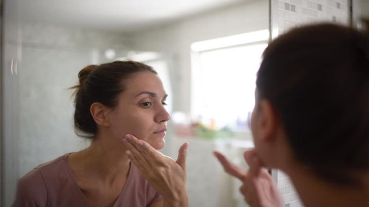 सावधान! क्या खूबसूरत दिखने के लिए आप भी रहते है हमेशा कॉन्शियस, हो सकता है body dysmorphic disorder सावधान! क्या खूबसूरत दिखने के लिए आप भी रहते है हमेशा कॉन्शियस, हो सकता है body dysmorphic disorder