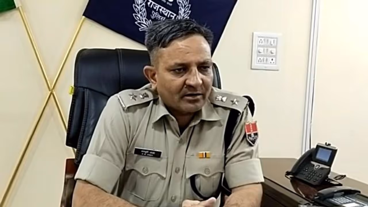 राजस्थान में SHO और कांस्टेबल की शर्मनाक लव स्टोरी, थाने में बनाते अवैध संबंध...पूरा पुलिस विभाग शर्मिंदा राजस्थान में SHO और कांस्टेबल की शर्मनाक लव स्टोरी, थाने में बनाते अवैध संबंध...पूरा पुलिस विभाग शर्मिंदा