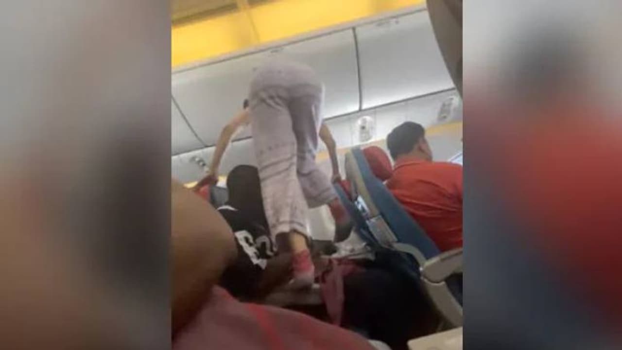 విమానంలో విండో సీటు కోసం ఆ మహిళ ఎలాంటి పని చేసిందంటే.. ? వైరల్ అవుతున్న వీడియో.. విమానంలో విండో సీటు కోసం ఆ మహిళ ఎలాంటి పని చేసిందంటే.. ? వైరల్ అవుతున్న వీడియో..
