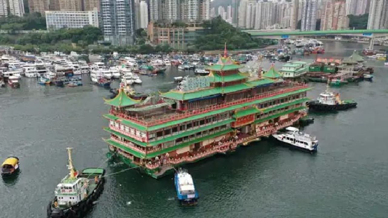 പ്രസിദ്ധമായ 'ഒഴുകിനടക്കുന്ന റെസ്റ്റോറന്റ്' അപകടത്തിൽ പെട്ട് മുങ്ങി പ്രസിദ്ധമായ 'ഒഴുകിനടക്കുന്ന റെസ്റ്റോറന്റ്' അപകടത്തിൽ പെട്ട് മുങ്ങി