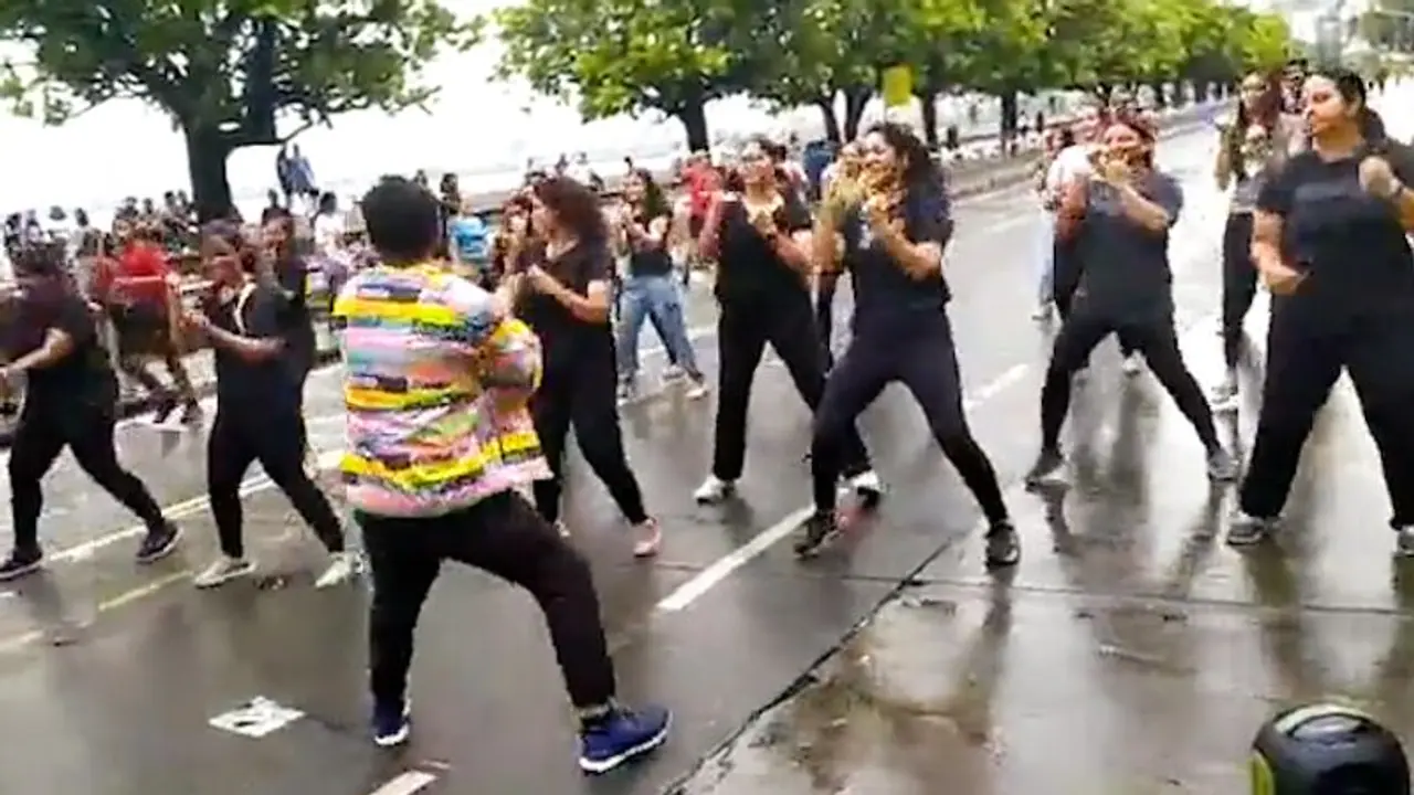 Watch: Mumbaikars dance to ‘In Da Getto’ song at Nariman Point; Internet hearts it Watch: Mumbaikars dance to ‘In Da Getto’ song at Nariman Point; Internet hearts it