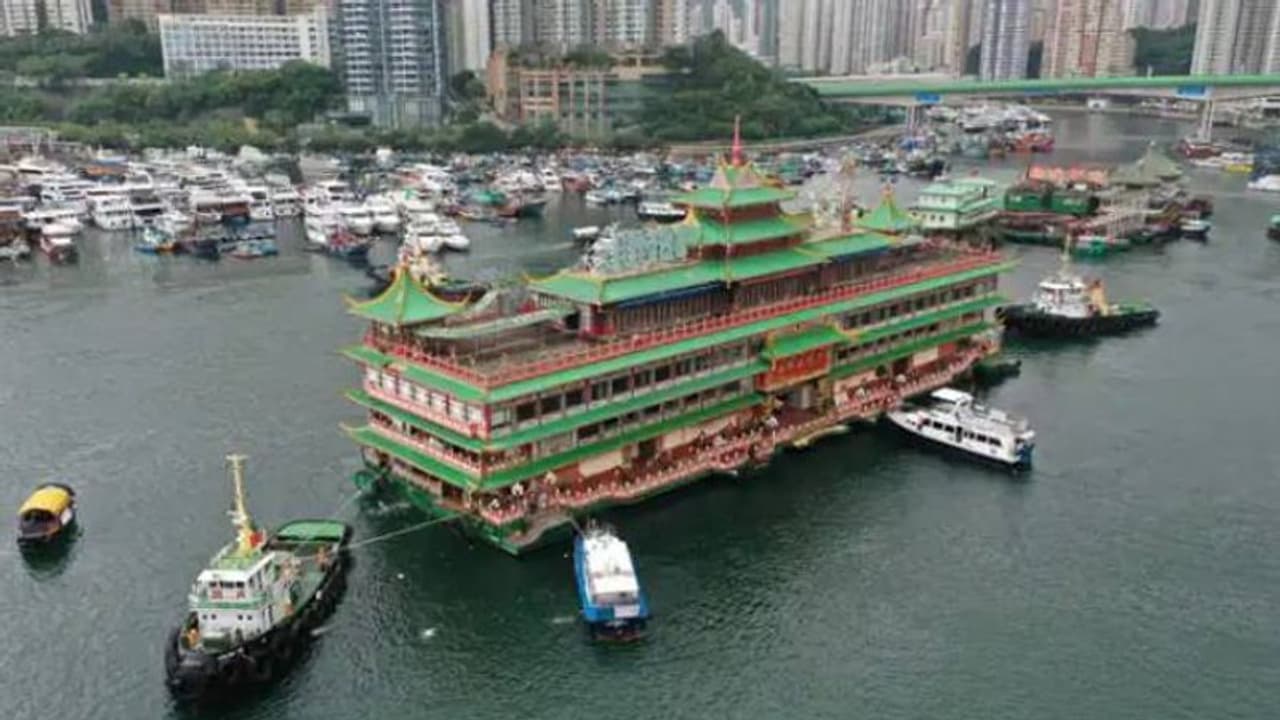 ദക്ഷിണ ചൈനാക്കടലിൽ മുങ്ങി ഹോംങ്കോങ്ങിലെ കൂറ്റൻ ഫ്ലോട്ടിംഗ് റെസ്റ്റോറന്റ് 