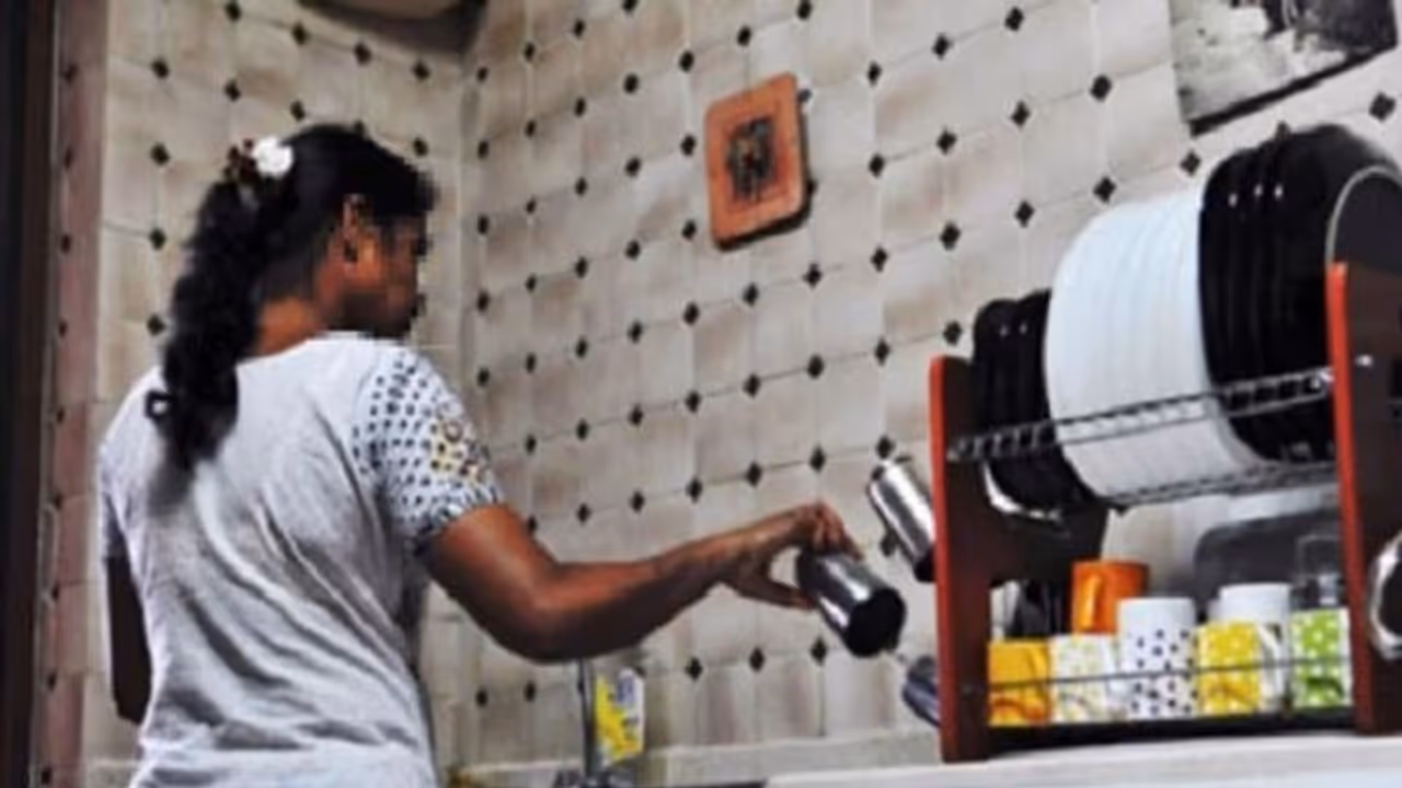 नौकरानी के भरोसे बच्चों को छोड़कर जाने वाले हो जाए सावधान, झांसी की इस घटना को जानकर उड़ जाएंगे होश नौकरानी के भरोसे बच्चों को छोड़कर जाने वाले हो जाए सावधान, झांसी की इस घटना को जानकर उड़ जाएंगे होश