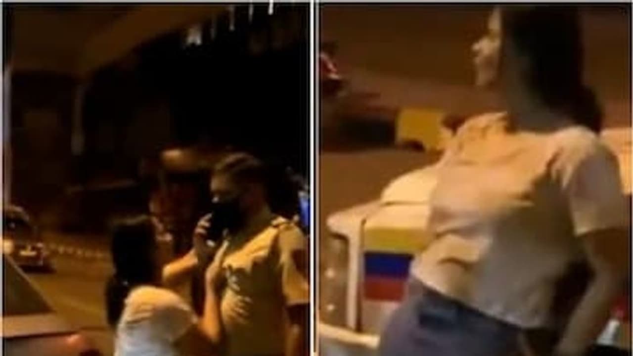  போலீசை எட்டி உதைத்து, சட்டையை பிடித்து உலுக்கி இளம் பெண் அட்ராசிட்டி.. நடு ரோட்டில் போதையில் அசிங்கம். 