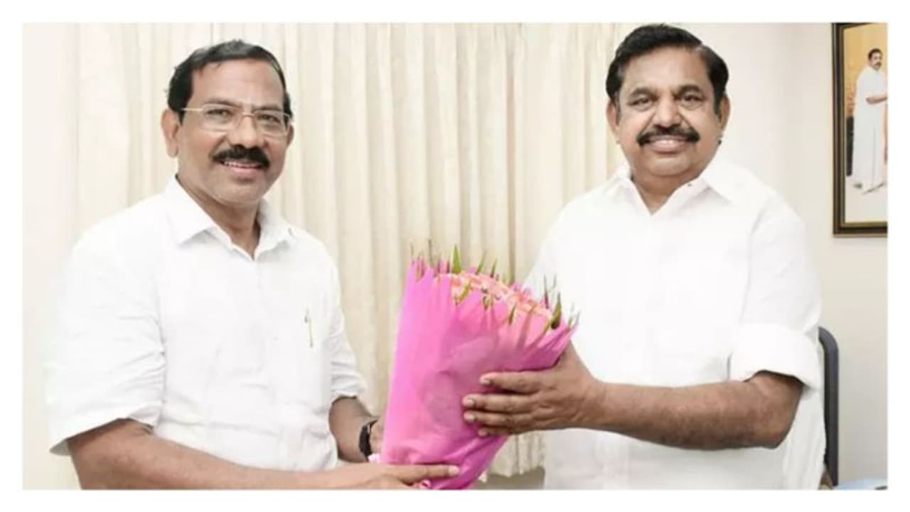 எடப்பாடி பழனிச்சாமி காலில் விழுந்த மாஃபா பாண்டியராஜன்.. இபிஎஸ் அணிக்கு தாவி ஓபிஎஸ்ஸுக்கு அதிர்ச்சி வைத்தியம்! எடப்பாடி பழனிச்சாமி காலில் விழுந்த மாஃபா பாண்டியராஜன்.. இபிஎஸ் அணிக்கு தாவி ஓபிஎஸ்ஸுக்கு அதிர்ச்சி வைத்தியம்!