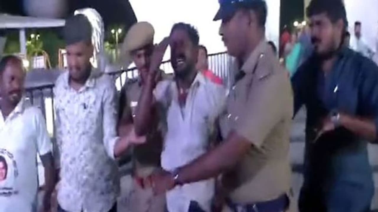 ஜெயலலிதா நினைவிடத்தில் திடீர் பரபரப்பு..‘ஒப்பாரி.. தீக்குளிக்க முயற்சி’..! ஜெயலலிதா நினைவிடத்தில் திடீர் பரபரப்பு..‘ஒப்பாரி.. தீக்குளிக்க முயற்சி’..!