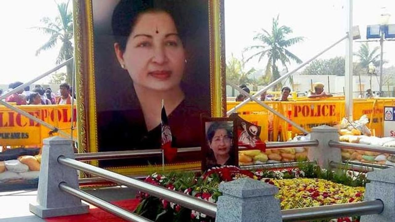 7 കിലോ സ്വർണം, 600 കിലോ വെള്ളി, 11344 സാരി, 91 വാച്ചുകൾ...; 20 വർഷമായി ജയലളിതയുടെ 'നിധി' വിധാൻസൗധയിൽ 7 കിലോ സ്വർണം, 600 കിലോ വെള്ളി, 11344 സാരി, 91 വാച്ചുകൾ...; 20 വർഷമായി ജയലളിതയുടെ 'നിധി' വിധാൻസൗധയിൽ