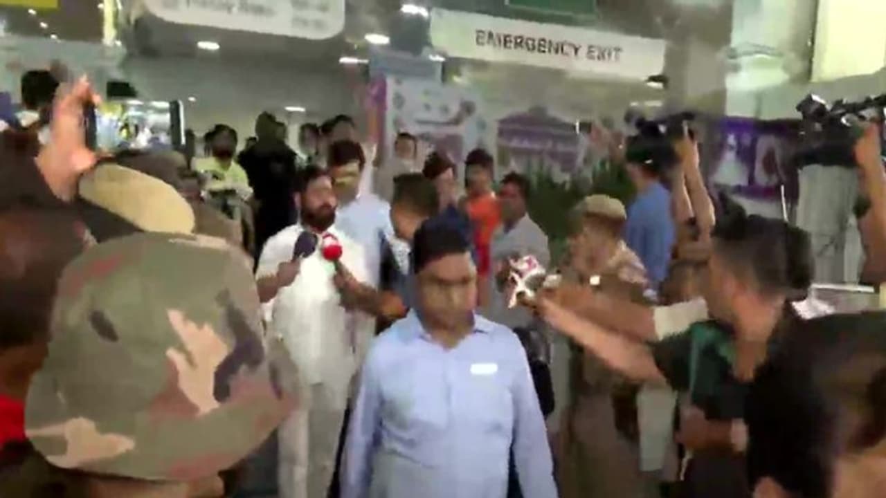 అస్సాం కు పయనమైన ఏక్ నాథ్ షిండే, ఎమ్మెల్యేలు.. బీజేపీతో క‌లిసి న‌డ‌వాల‌ని శివసేనకు సూచన